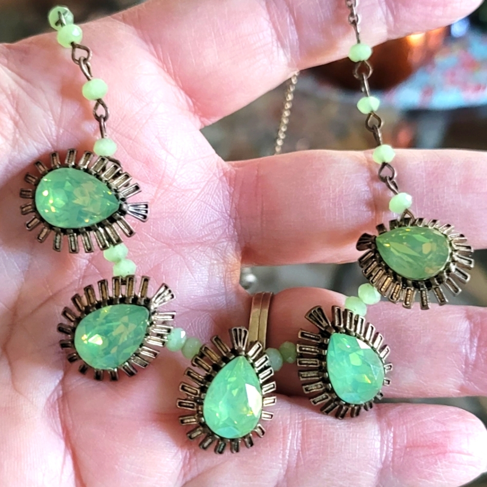 Beautiful iridescent neckace.